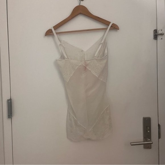 Spanx Spotlight On Lace Bodysuit - Picture 5 of 5